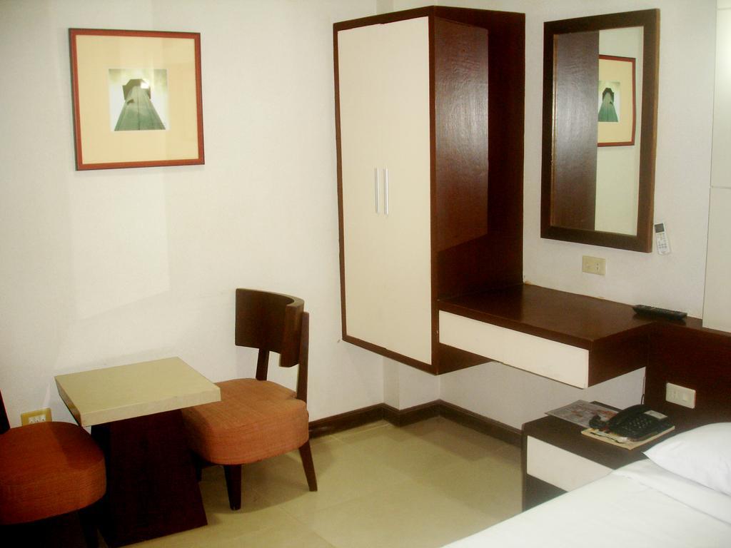 Roxas Midtown Hotel Værelse billede
